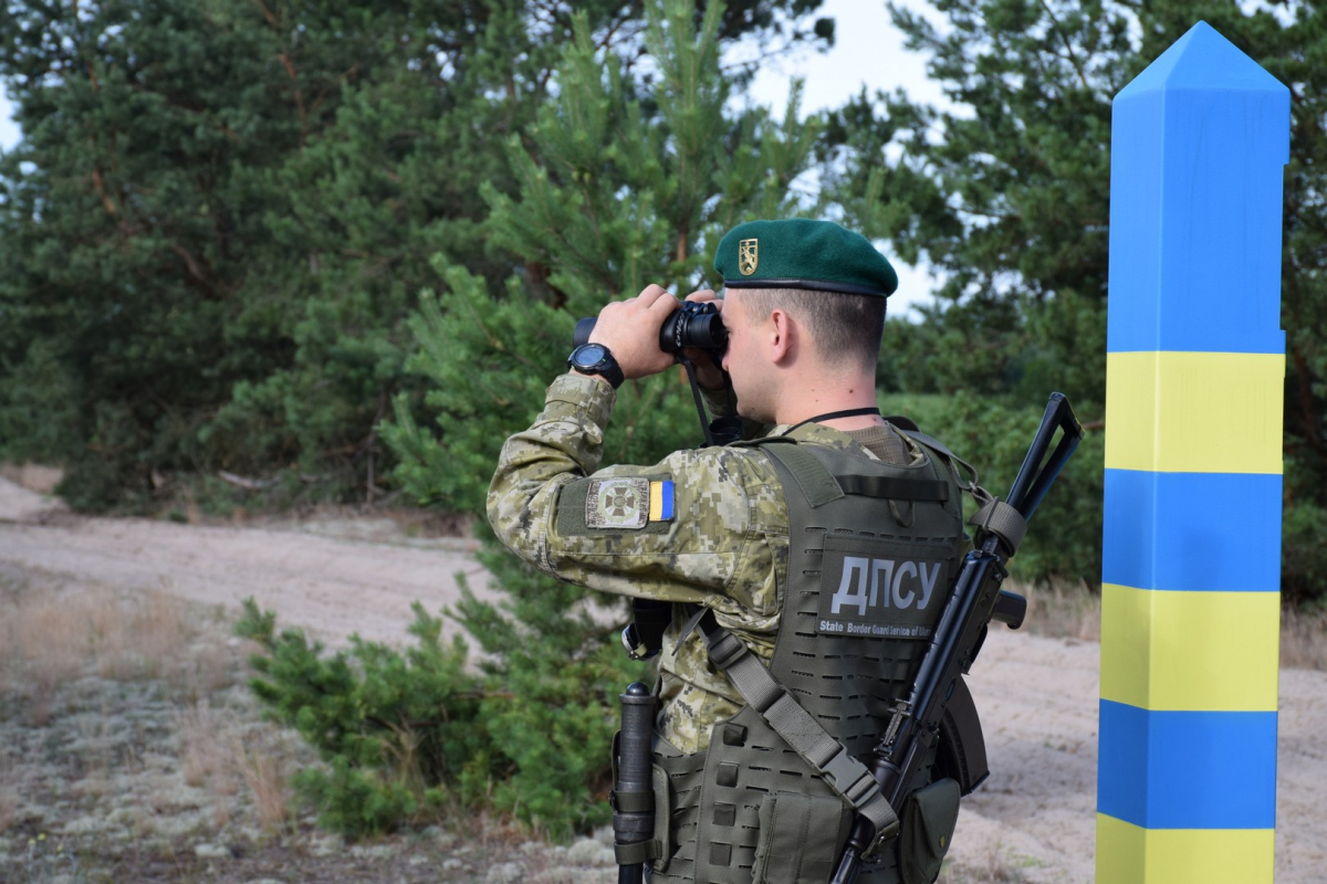 Прикидались волонтерами - запоріжець допомагав двом чоловікам незаконно перетнути кордон (фото)