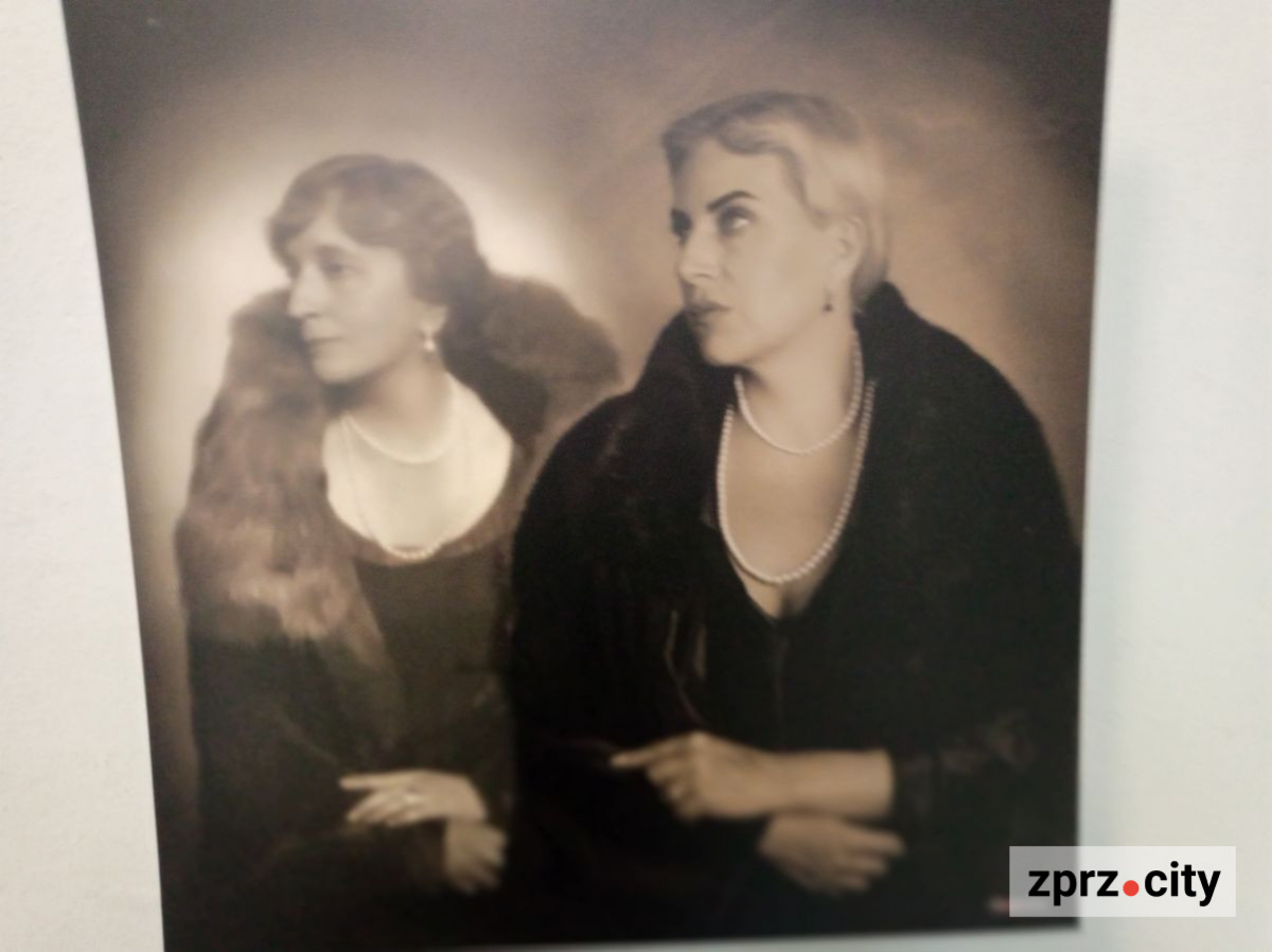 Перетворив людей на скульптури та на історичні постаті – у Запоріжжі відкрили виставку відомого українського фотохудожника