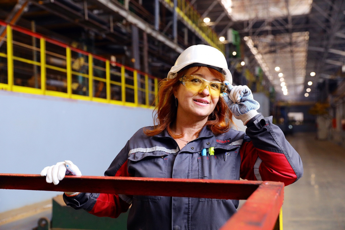 Співробітниця запорізького металургійного підприємства створює обереги та допомагає ЗСУ