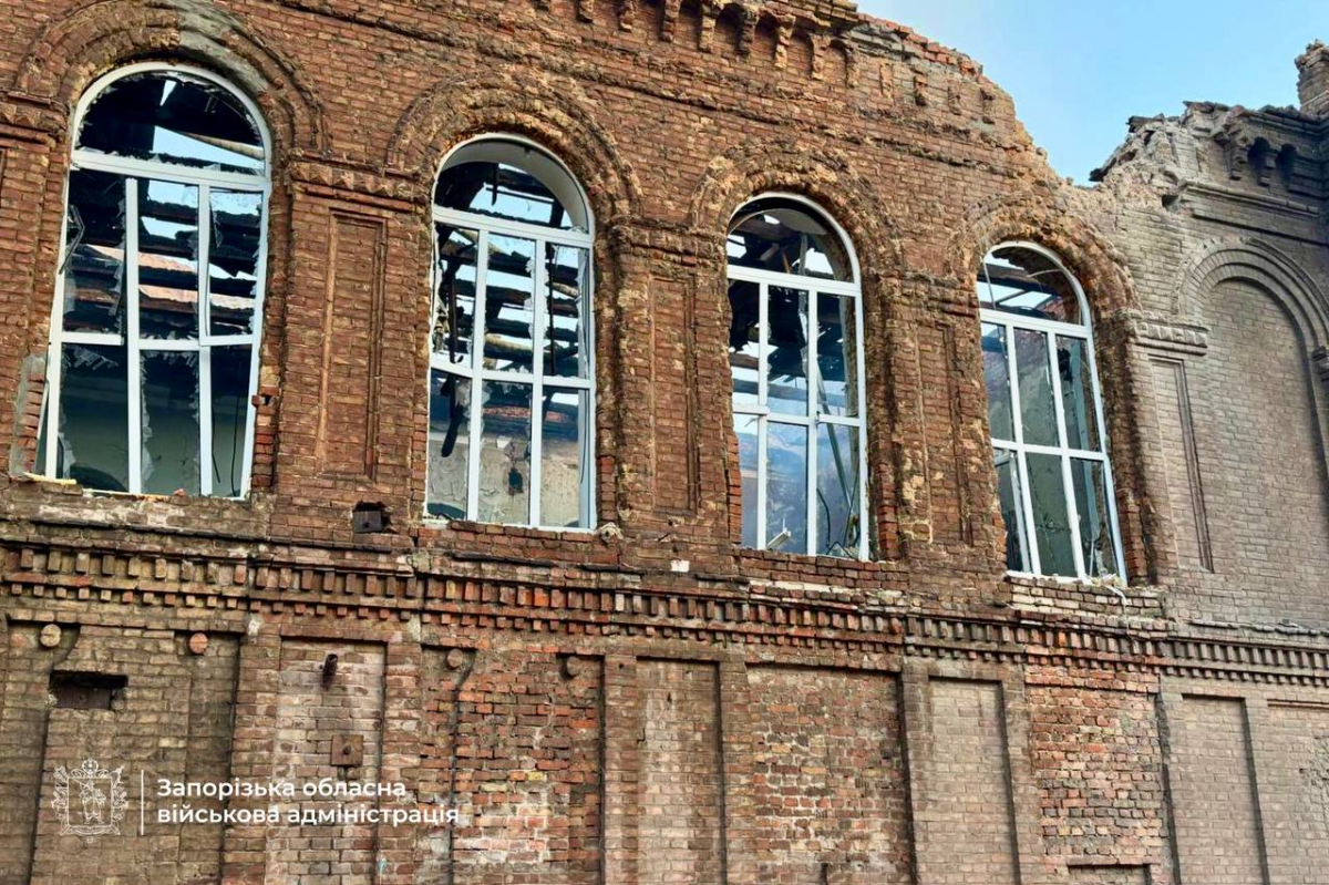 Вночі ворог атакував Запоріжжя - є постраждали, пошкоджені багатоповерхівки, торговий центр та виш (фото, відео)