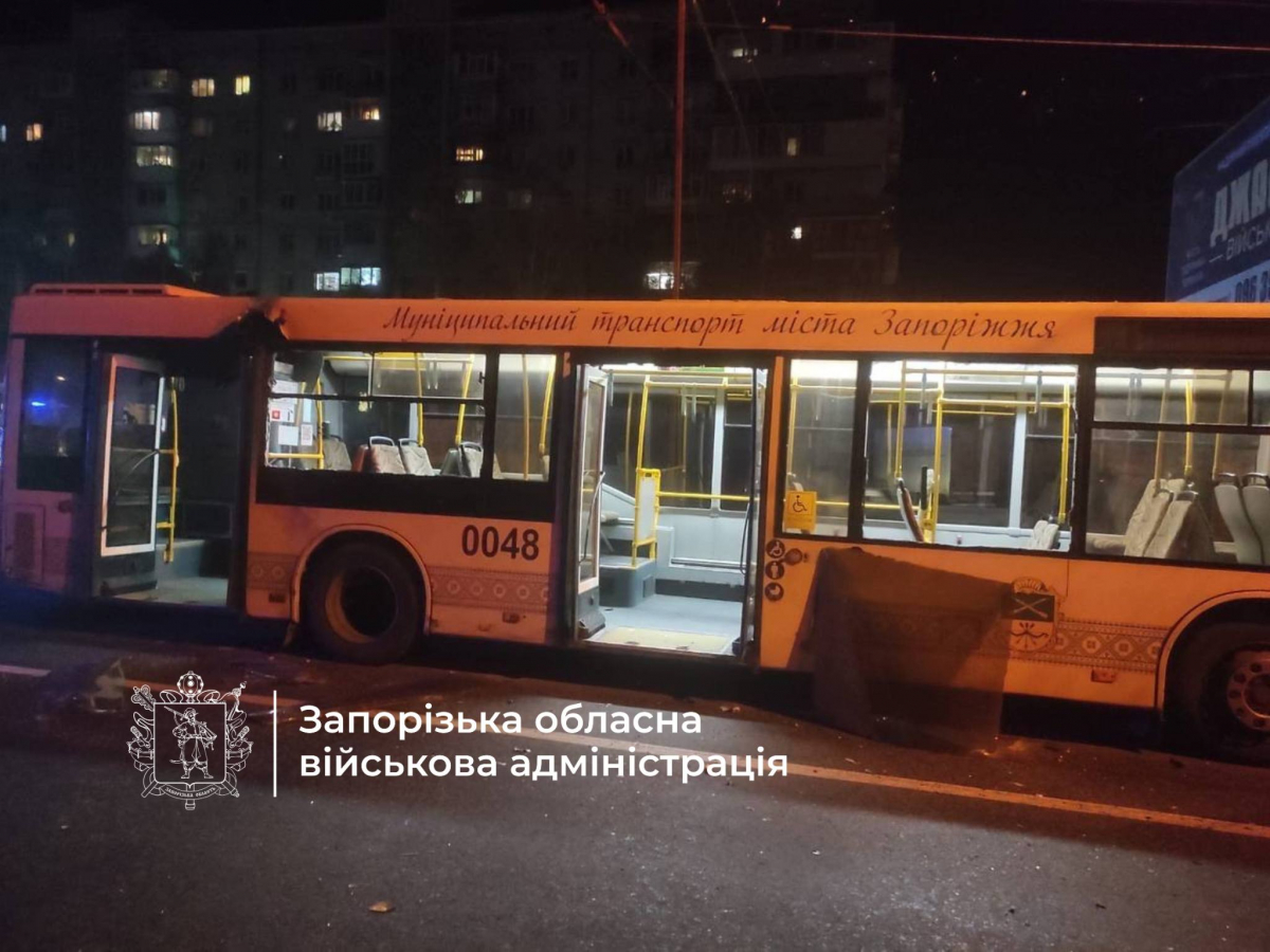 Обстріл автобуса, складу та рятувальників: на Запоріжжі внаслідок атак загинула людина, є поранені (фото)