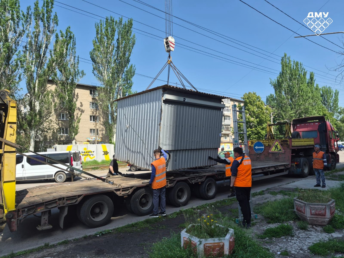 Закрив очі на попередження: у Запоріжжі примусово демонтували кіоск із проспекту Моторобудівників (фото)