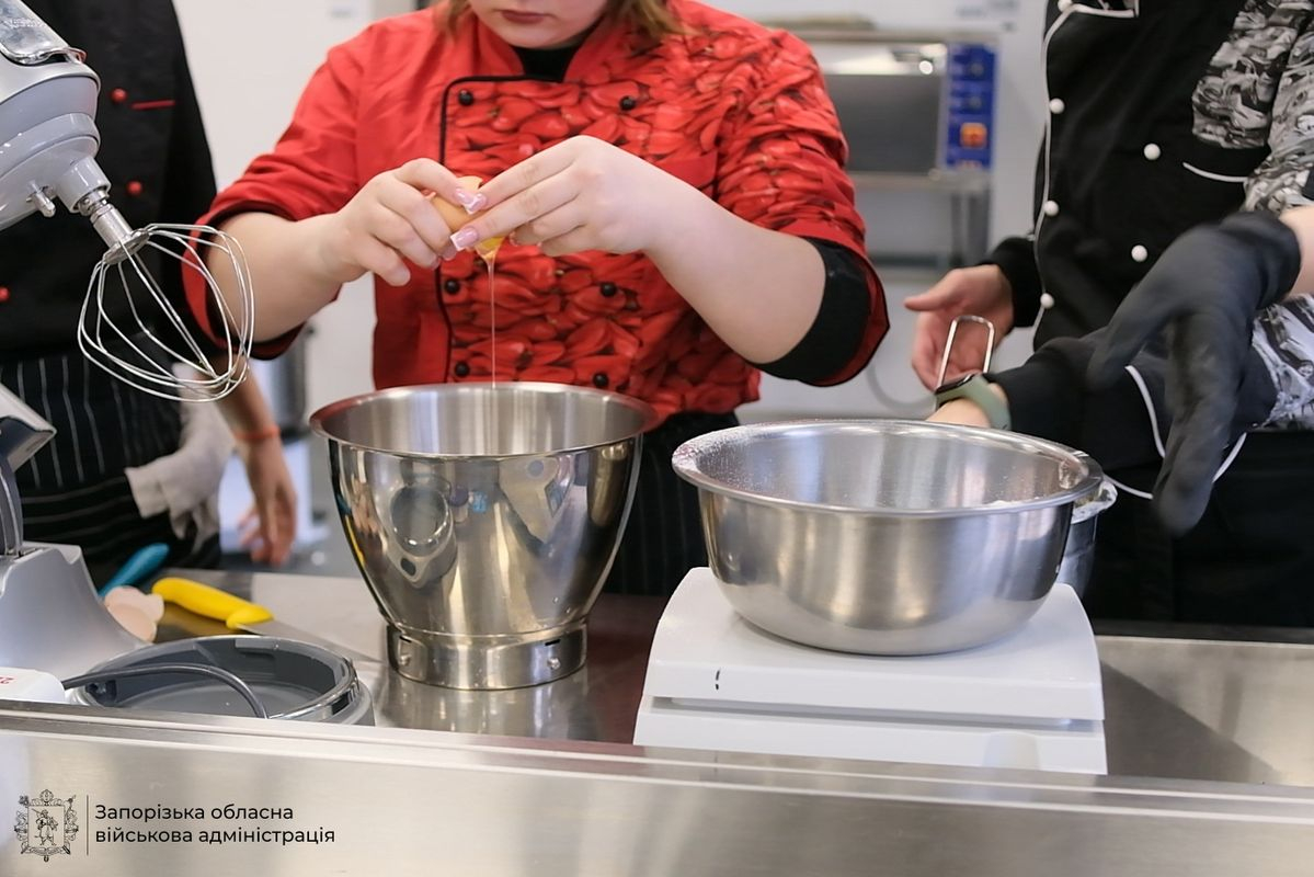Смачні обіди щодня - як у Запоріжжі майбутні кухарі готують для школярів (фото)