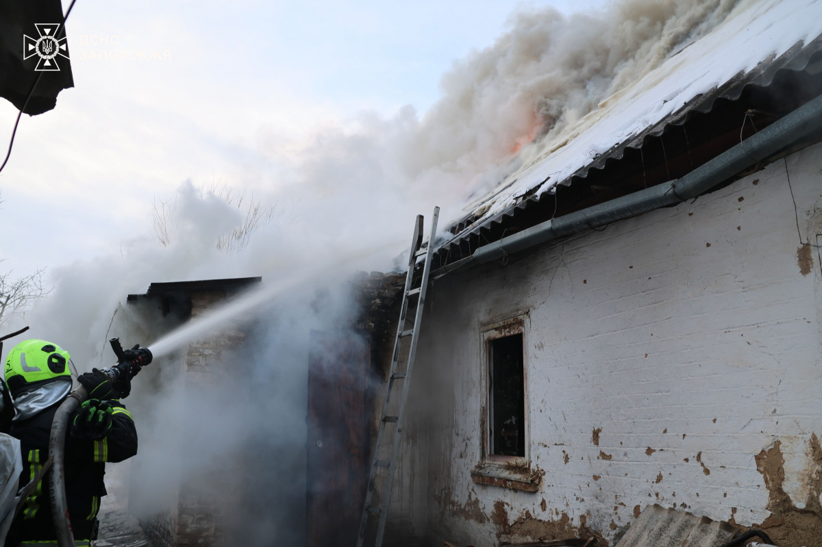 Пожежі у Запоріжжі: рятувальники гасили будинок і кафе в різних районах міста (фото, відео)
