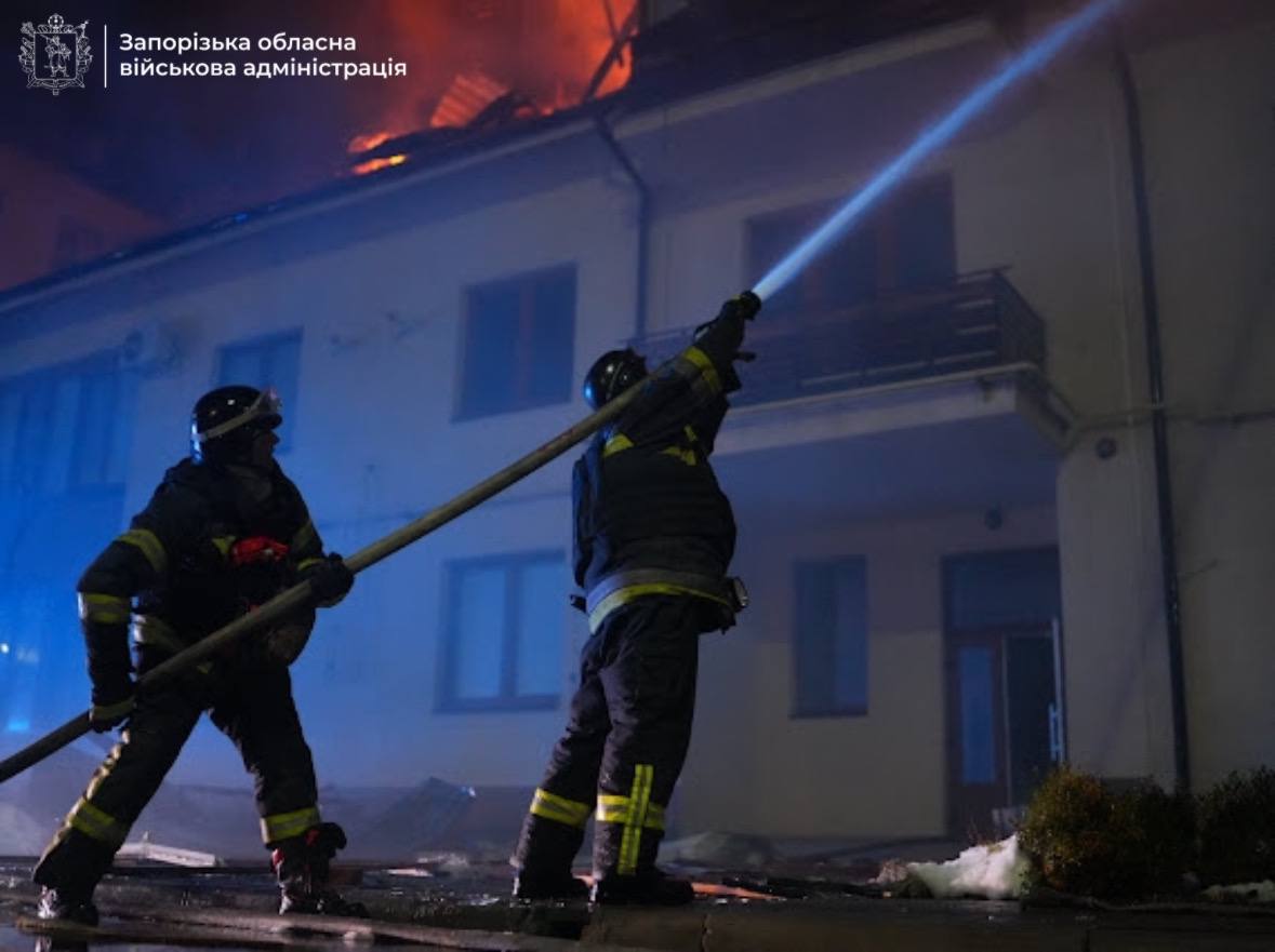 Поранено жінку, двох людей врятовано - у Запоріжжі під час атаки російських дронів спалахнув дах будинку (фото, відео)