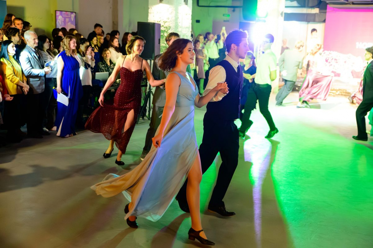 Свято з важливою метою: в Запоріжжі провели новорічний бал на підтримку захисників (фото, відео)