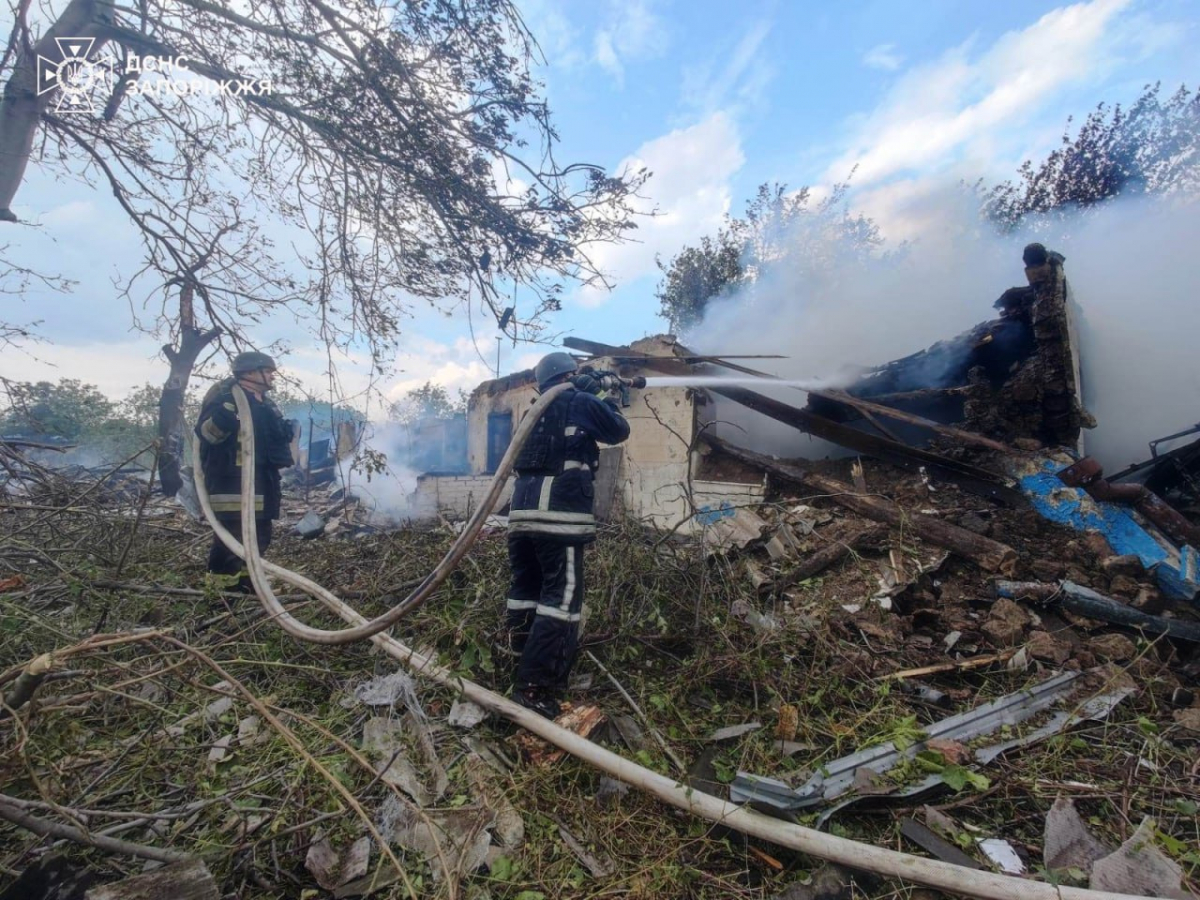 Авіабомби спричинили пожежі в Запорізькій області — ворог атакував одразу 11 населених пунктів (фото)