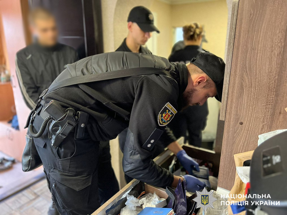 В двері постукали спецпризначенці - у Запоріжжі рецидивіст незаконно зберігав вдома кілька автоматів та купу патронів