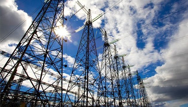 Попри роботу під прицілом дронів - на Запоріжжі енергетики проклали 15,5 кілометрів резервних ліній живлення