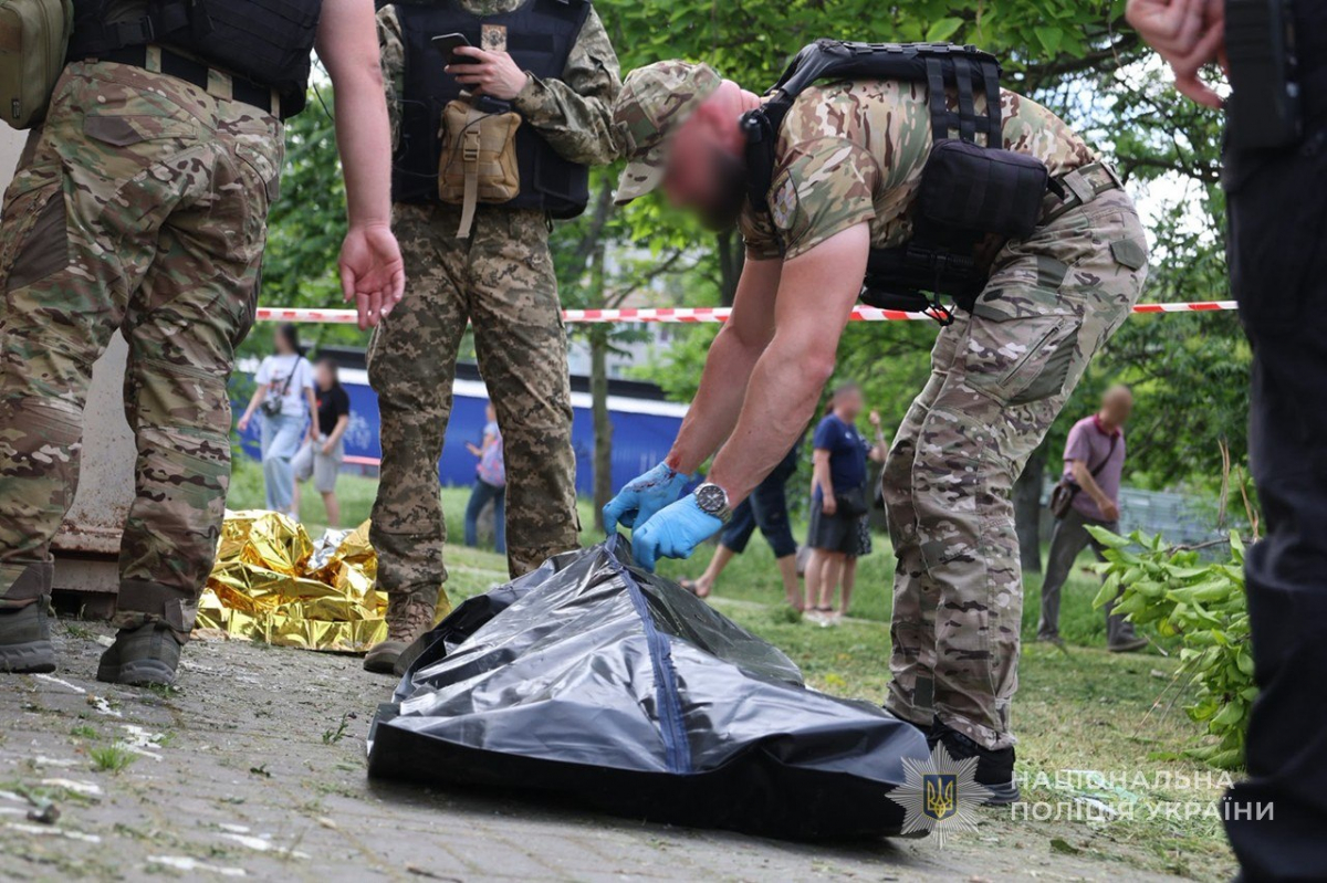 Кількість поранених збільшилась: що відбувається на місці ворожого удару по зупинці у Запоріжжі - фото