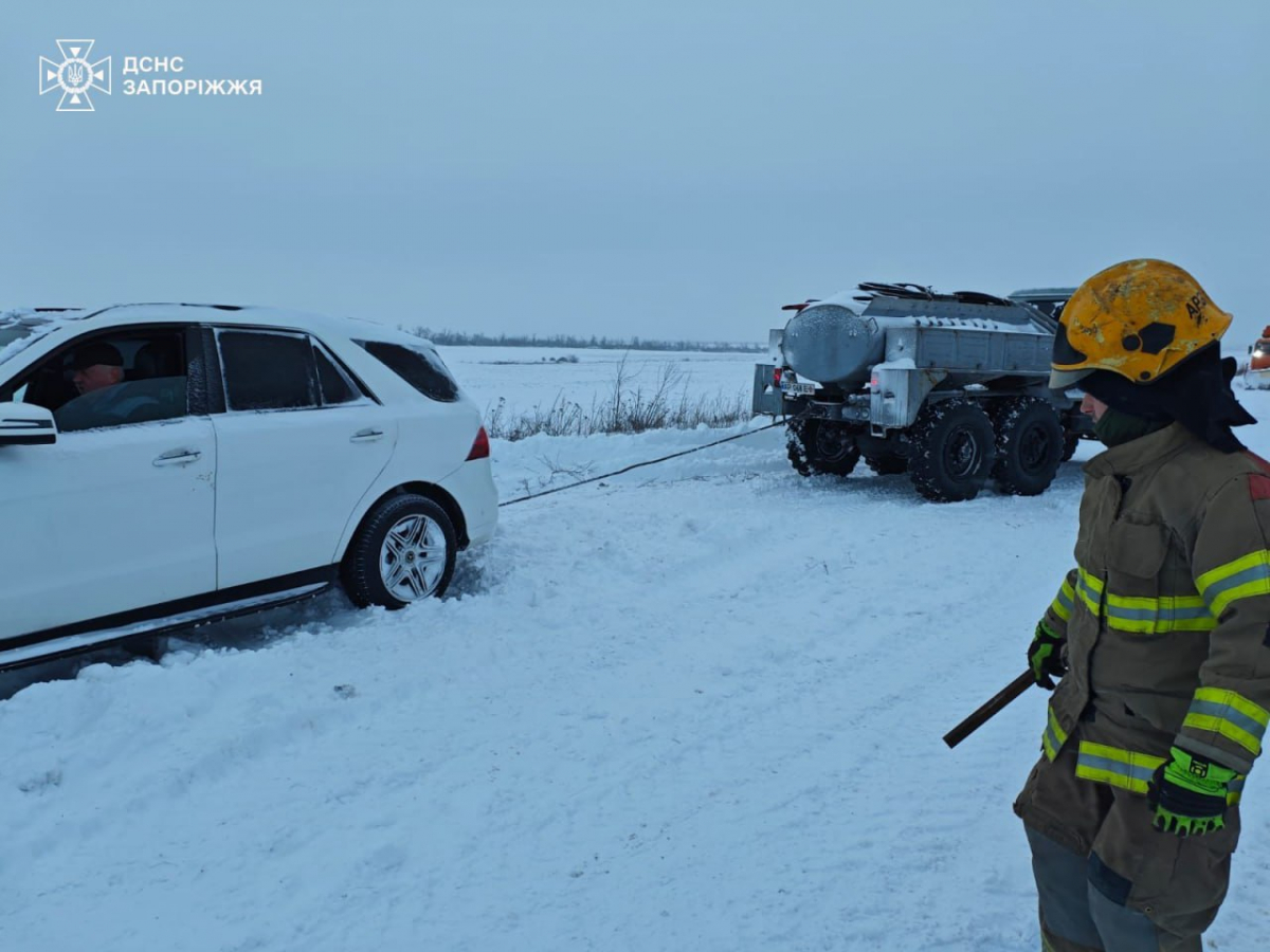 У Запоріжжі триває боротьба зі снігом - рятувальники визволяли автомобілі (фото)