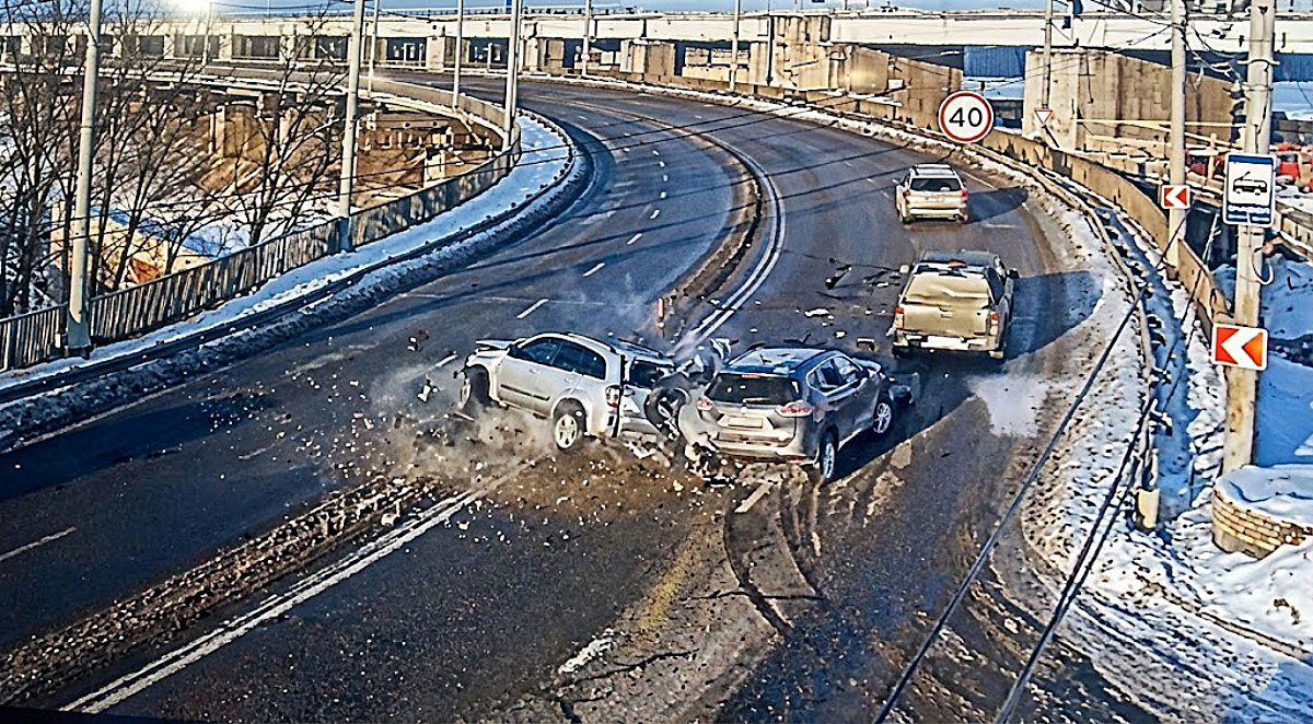 ДТП у Запоріжжі на Дніпрогесі: два авто зіштовхнулися на повороті греблі (фото, відео)