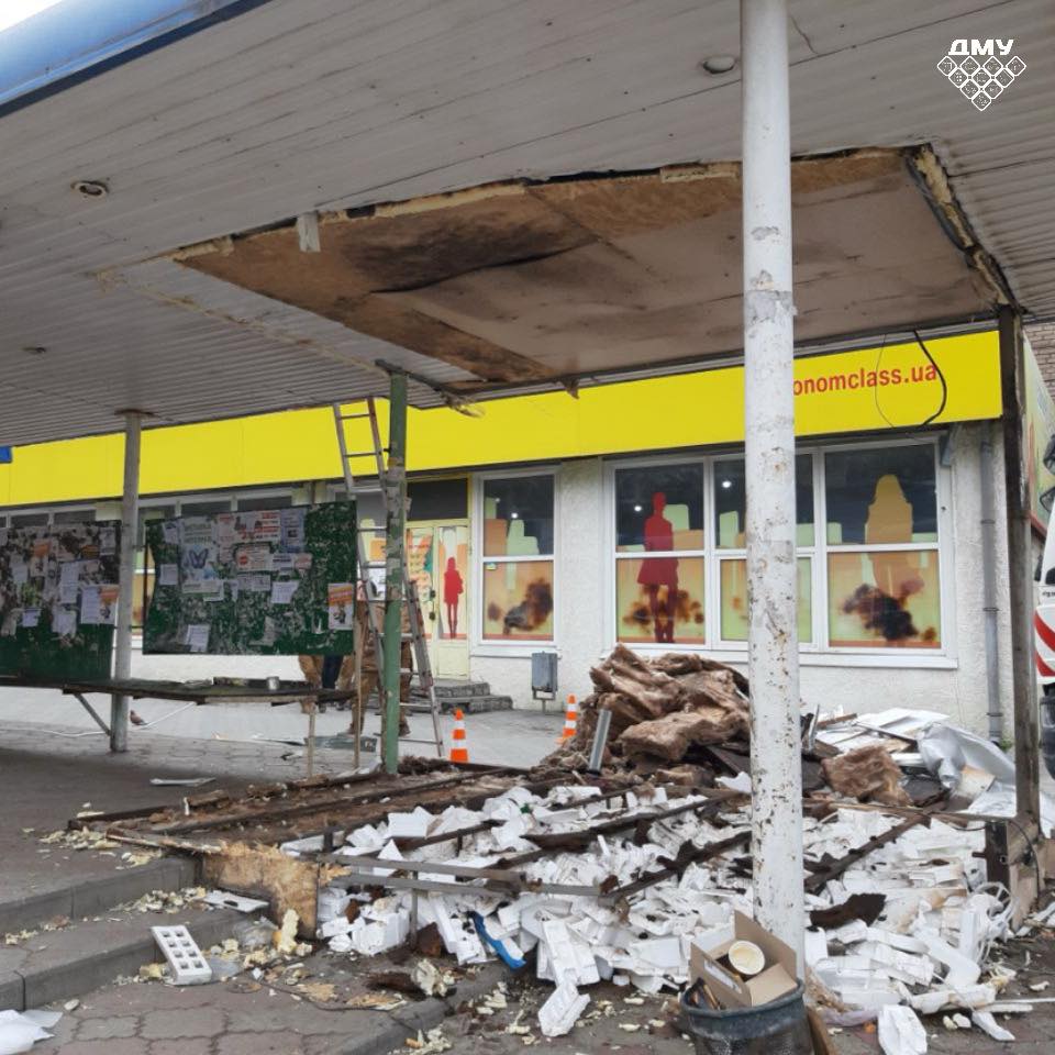 Кіоск на зупинці прибрали: в Запоріжжі власник проігнорував рішення виконкому (фото)