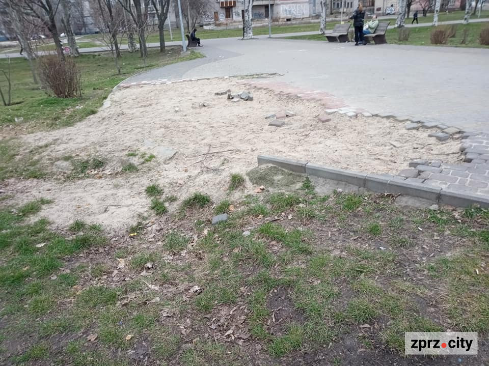 Поламані лави та розбита плитка: як виглядає запорізький парк, який нещодавно перейменували - фото
