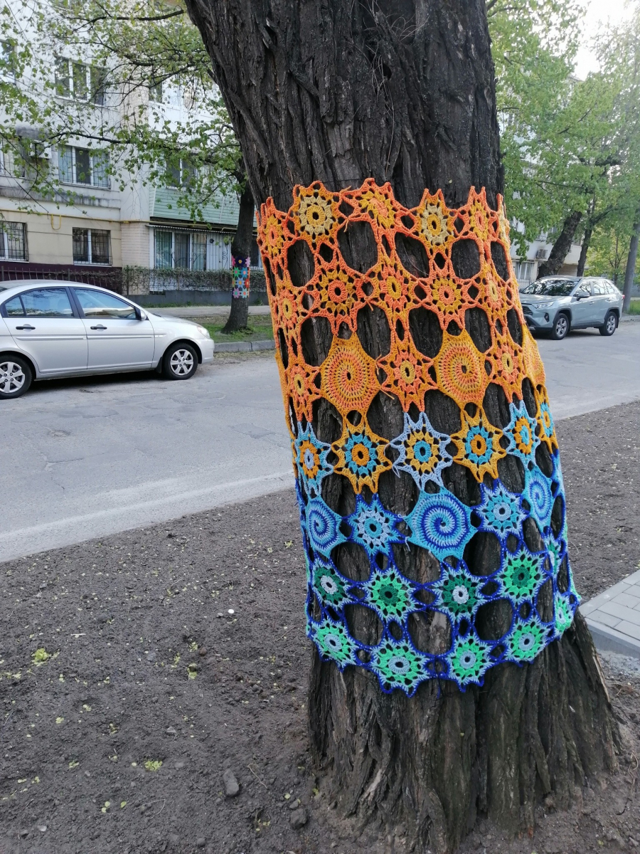 Яскраво та креативно: у Запоріжжі розростається алея дерев у в'язаних кожушках (фото)