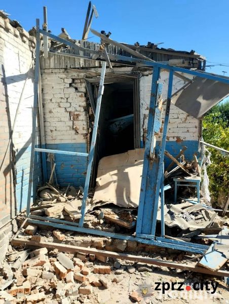 В Оріхові окупанти обстріляли будинки та аптеку - фото