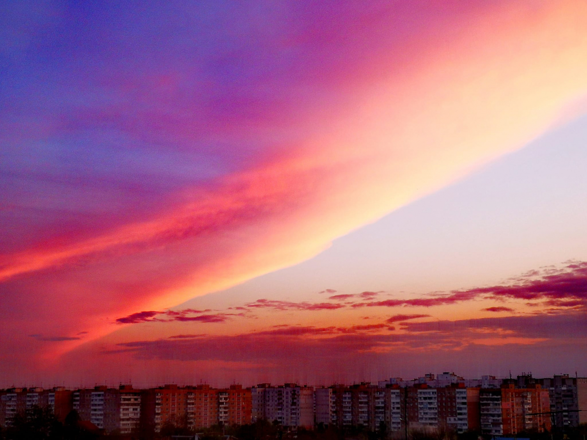 Запорожці поділилися фотографіями незвичайного заходу сонця