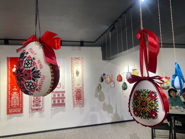 Українські пісні ожили у вишивці: у Запоріжжі відкрилася виставка писанок, рушників, мотанок (фото)