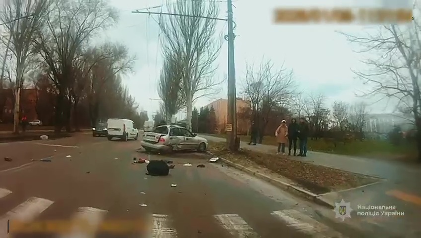 Опинився у пастці після аварії: у Запоріжжі поліцейські врятували водія з понівеченого авто (відео)