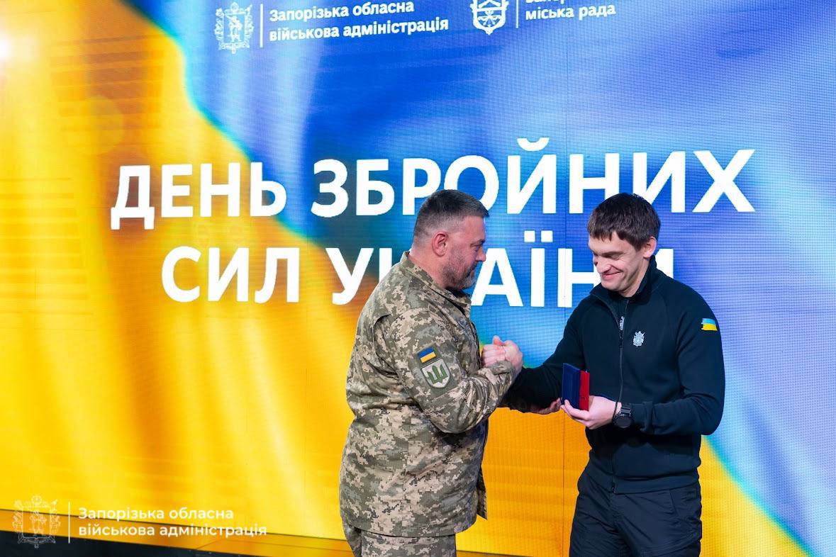 Нагороди, відданість і пам’ять про полеглих Героїв - в Запоріжжі відзначили День ЗСУ (фото)