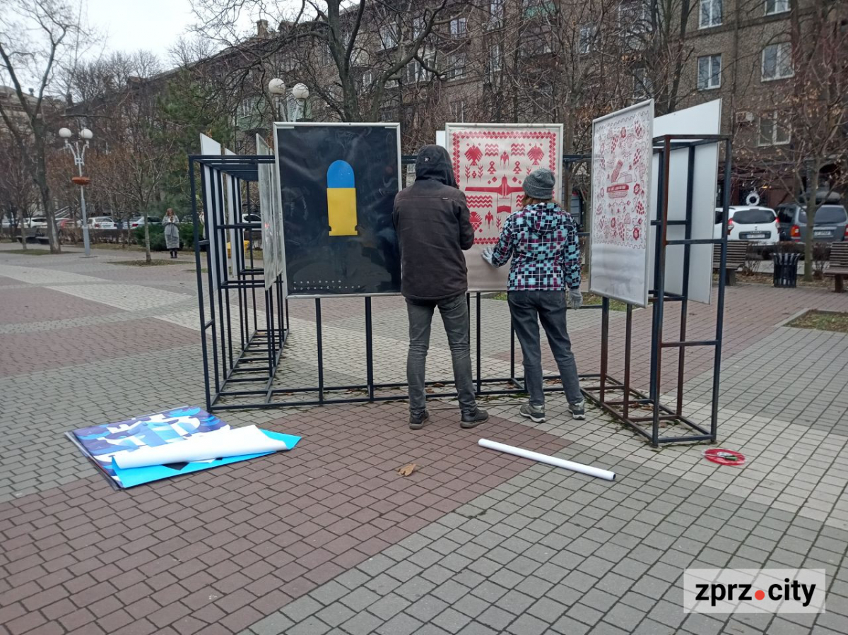 На вулицях Запоріжжя з'явились воєнні плакати львівської художниці, схожі на килимки - фото