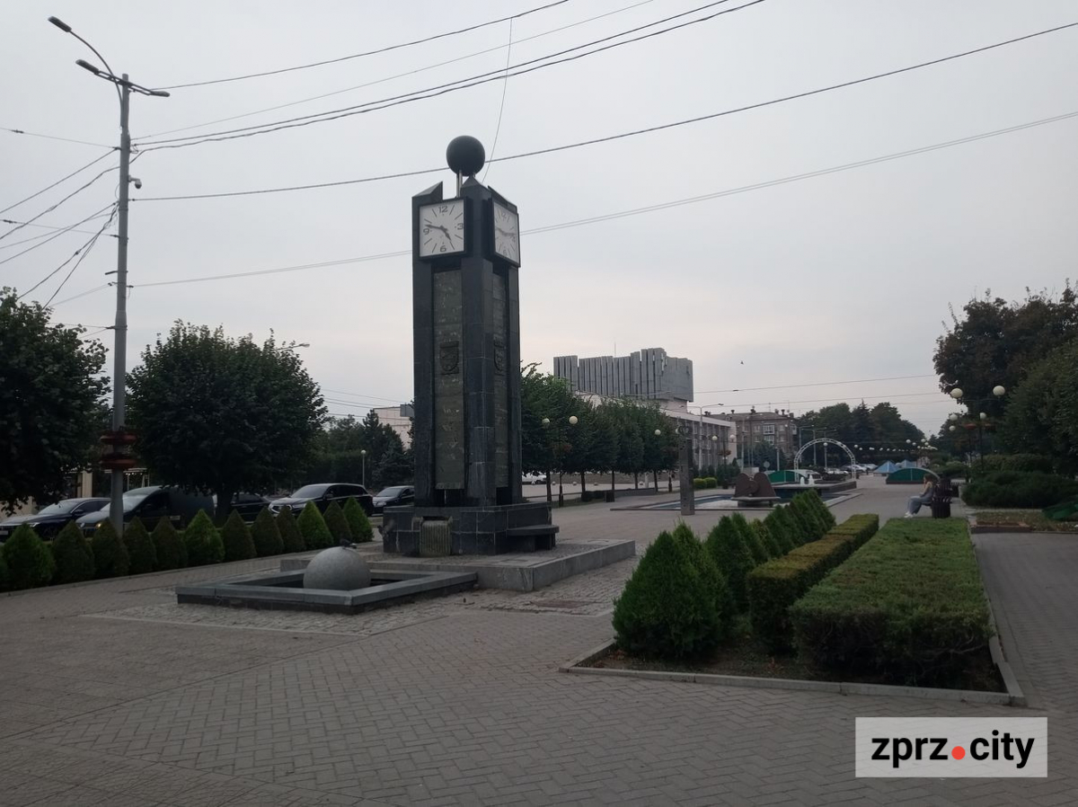 Сьогодні комунальники миють один з фонтанів в центрі Запоріжжя - фото