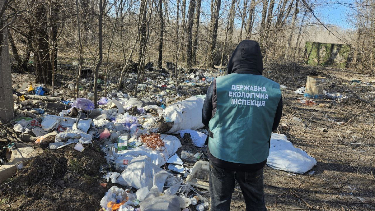 Екологи під час перевірки забруднення повітря у Заводському районі натрапили на сміттєзвалище