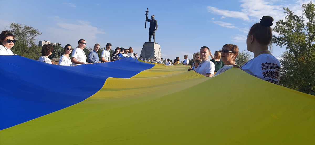 У запорізькому парку розгорнули стометровий прапор - фото