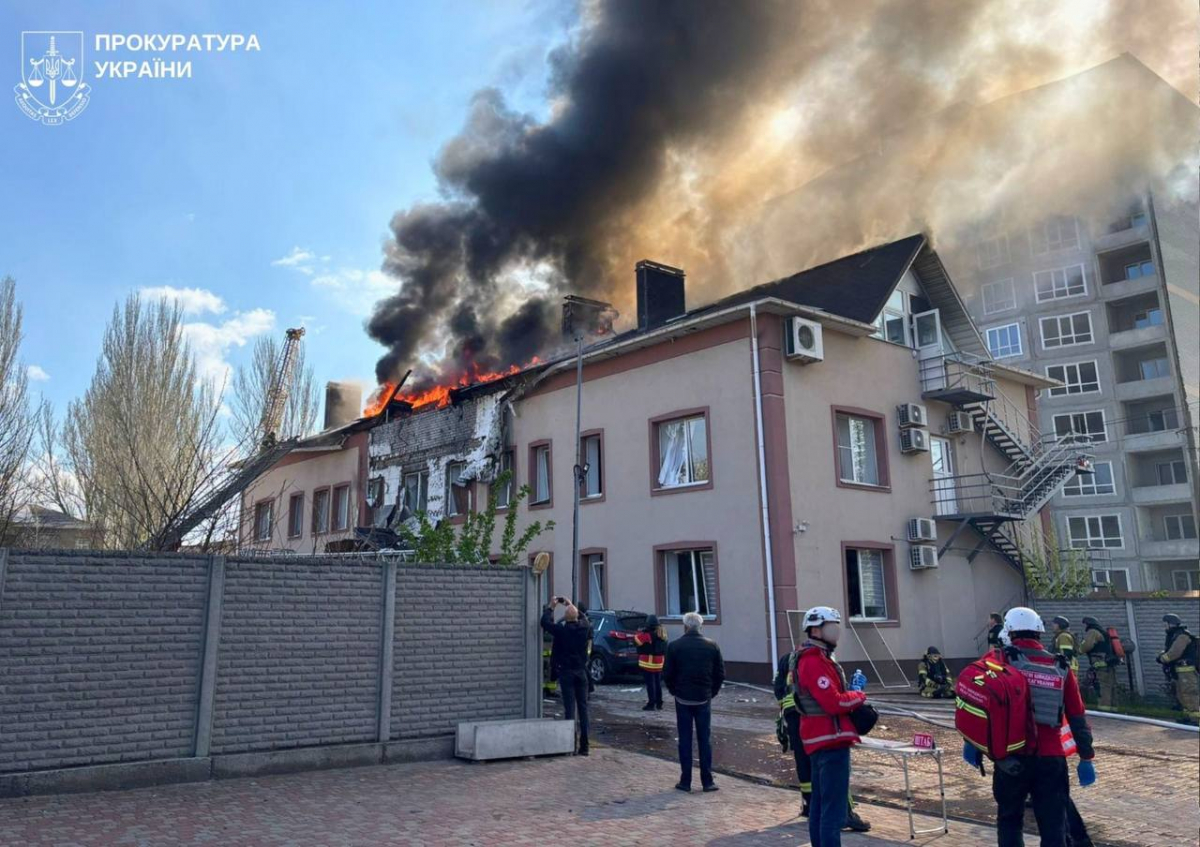 «Встигли тільки впасти на підлогу»: очевидці розповіли про удар БпЛА по Запоріжжю (фото)
