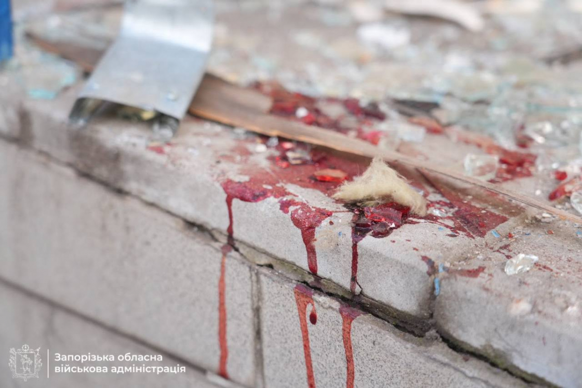 "Скло потрапило у горло, я дістала осколок, - у Запоріжжі очевидці розповіли про удар дрона по супермаркету  (фото, відео)