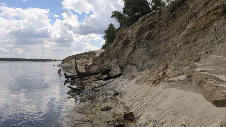 Унікальні знахідки на побережжі у Запоріжжі – що приховували води Дніпра (відео)