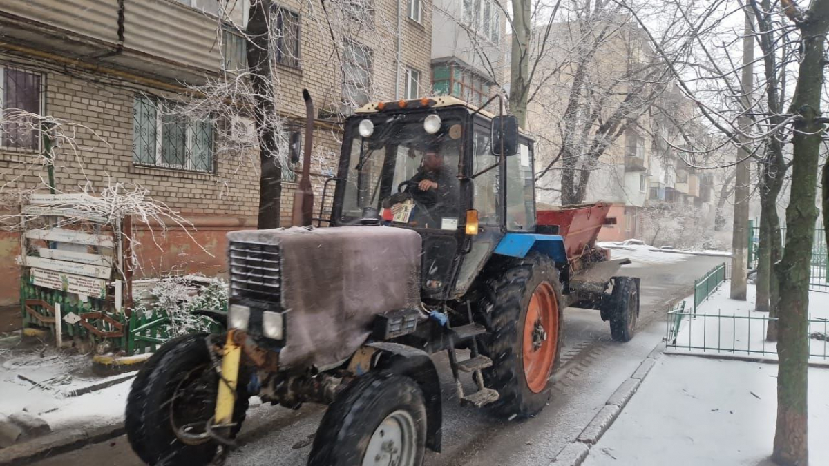 У Запоріжжі сніг додав чимало роботи комунальникам - як вони справляються з негодою (фото, відео)