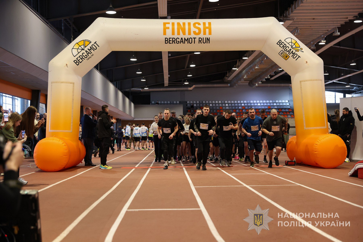 Забіг пам’яті поліцейських об’єднав сотні людей – у Запоріжжі вшанували загиблих правоохоронців (фото, відео)