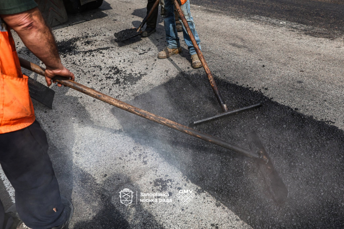 У Запоріжжі зима була нещадна до асфальту: на Хортиці латають стратегічний шлях від Мамая до аркового мосту (фото)