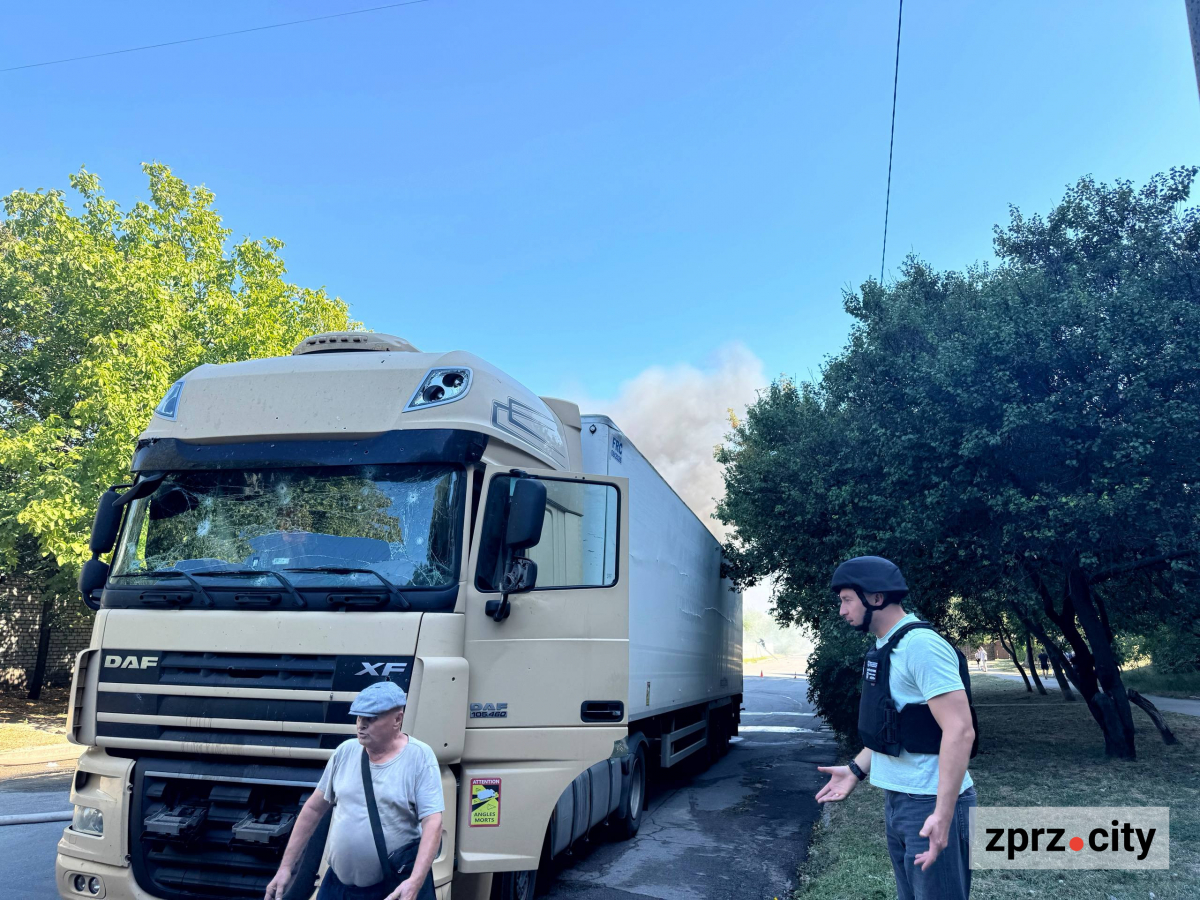 Повторний удар по Запоріжжю: поранено чоловіка, горить автостоянка (фото)