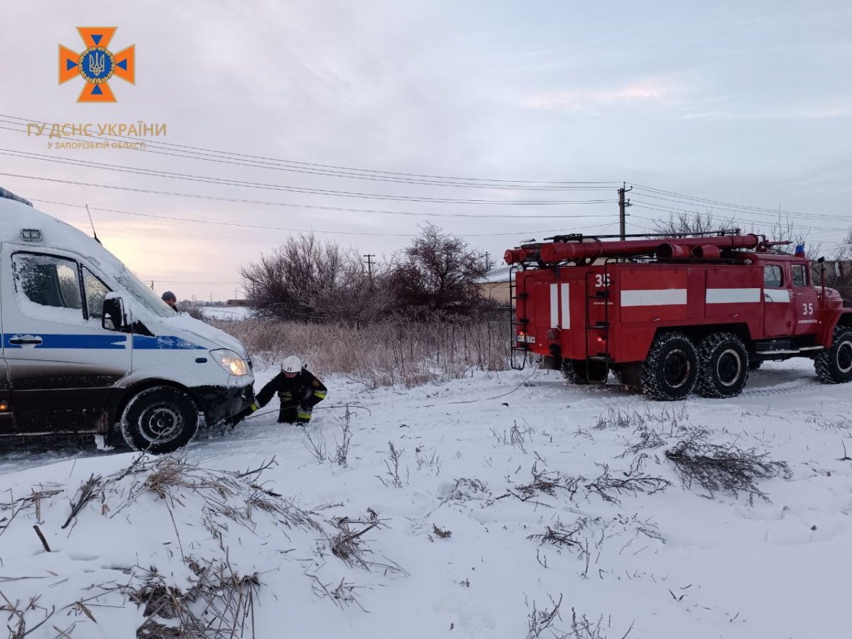Близько десяти різних автомобілів відбуксували рятувальники – у Запорізькій області триває негода
