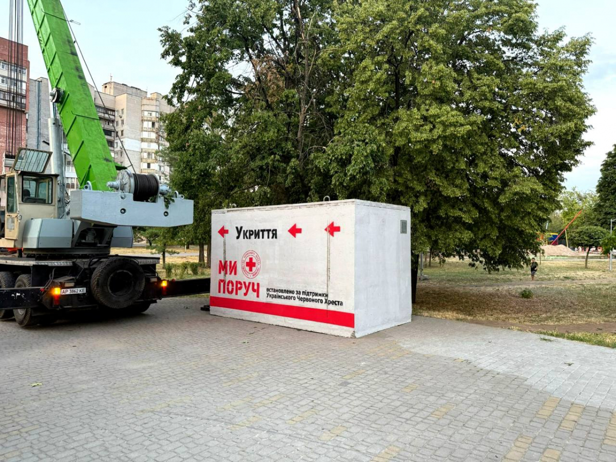Встановили модульне укриття - в спальному районі Запоріжжя мешканці отримали безпечне сховище в парку (фото)
