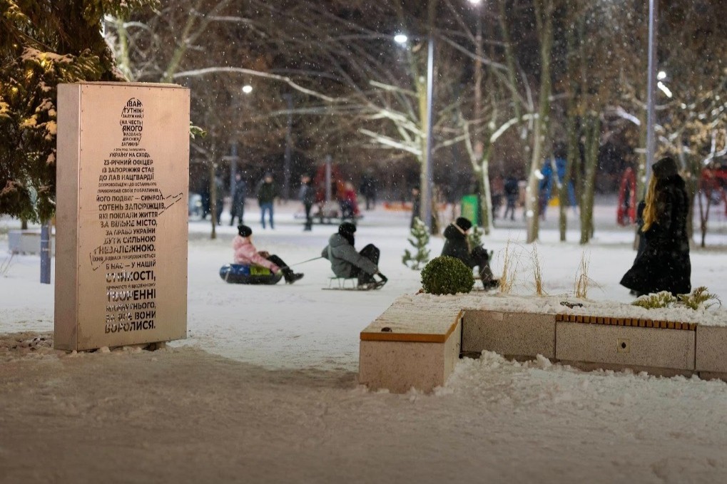 У Запоріжжі відкрили стелу на честь Героя, який ціною життя врятував побратимів (фото)