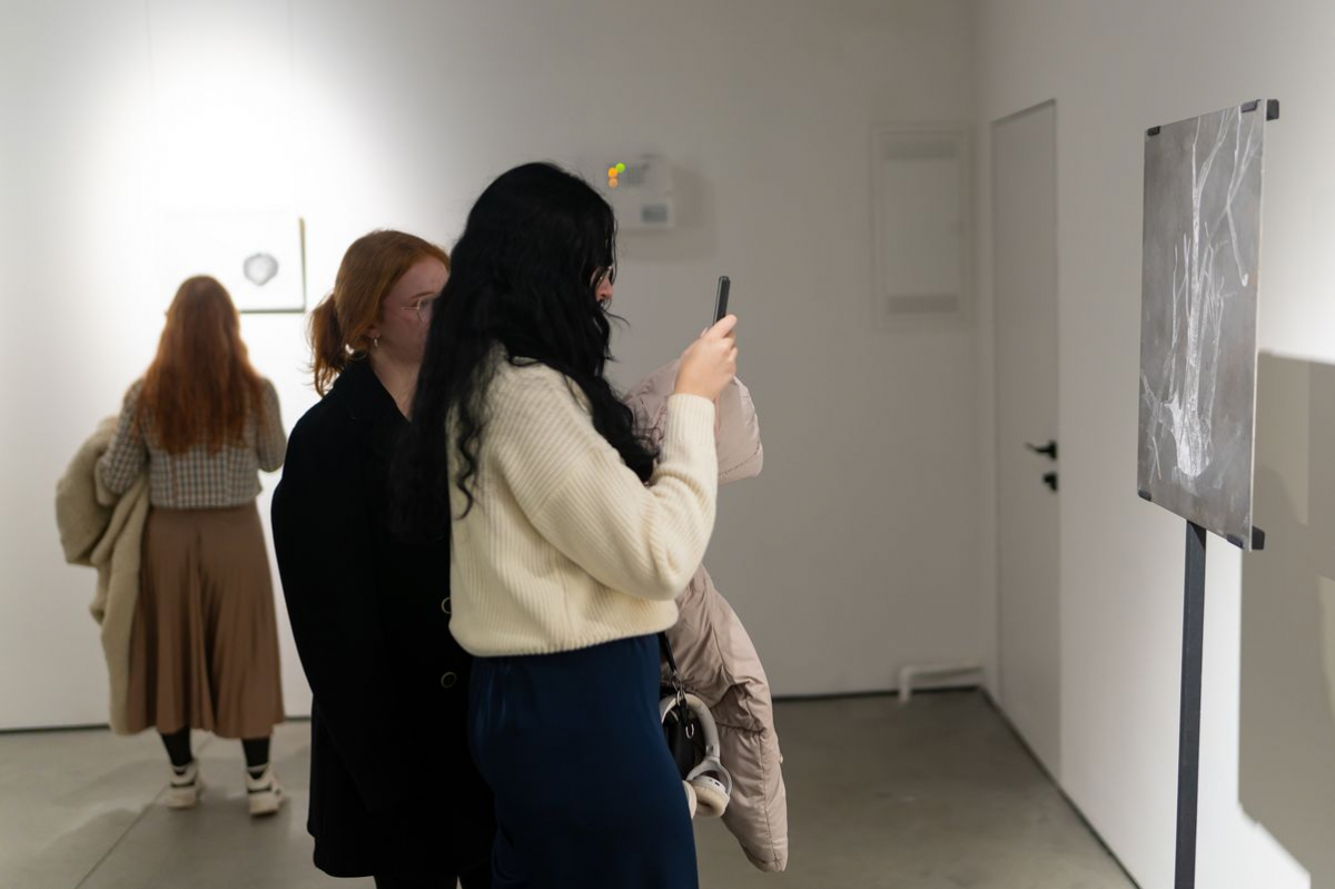 Металеві кістки і сталеві картини - у Запоріжжі відкрили символічну виставку про місто (фото)