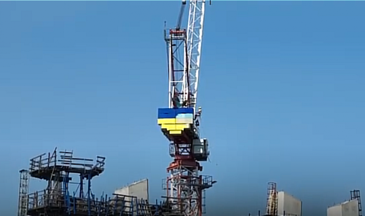 У Запоріжжі намалювали прапор на висоті 200 метрів над Дніпром - відео