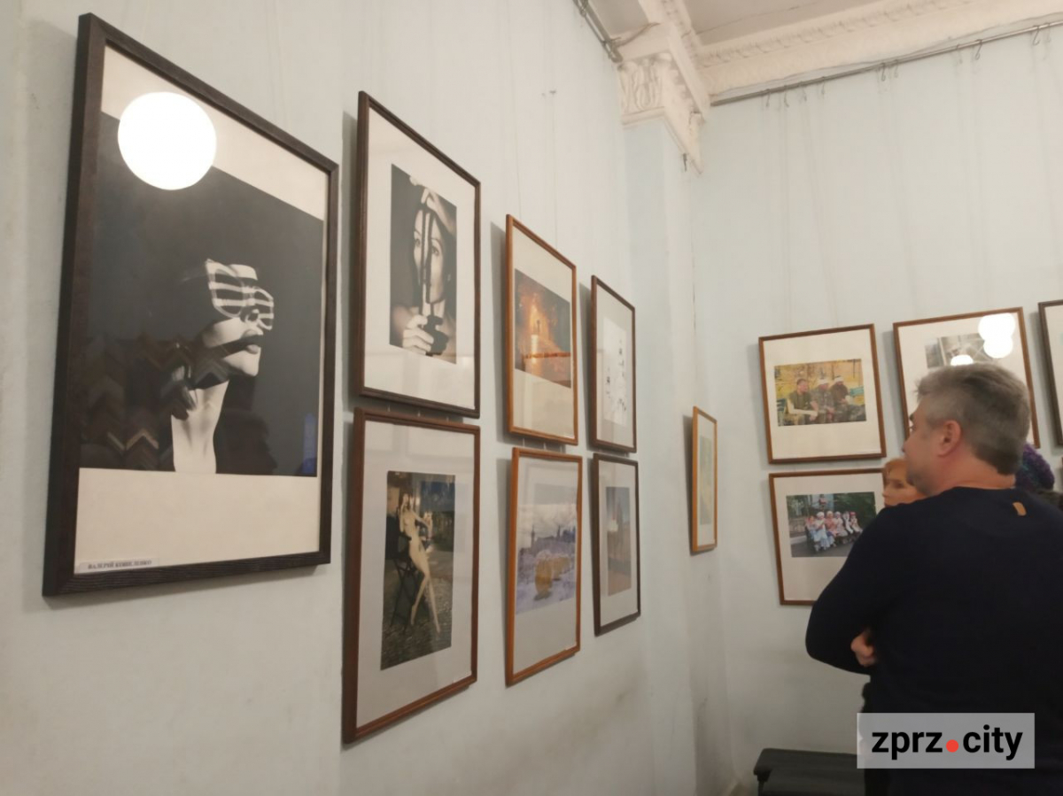 Запорізькі фотохудожники завершують рік великою виставкою - показали багато еротики