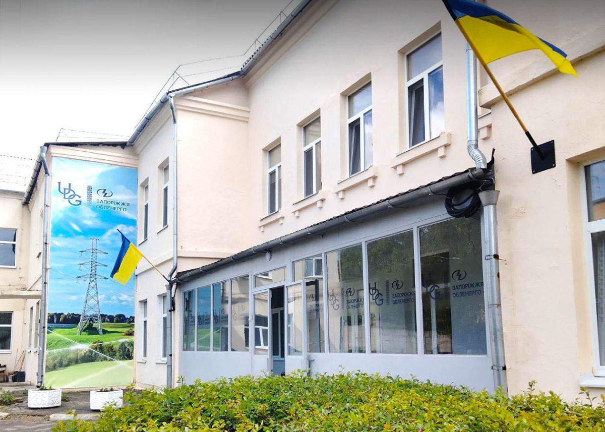 Адмінбудівля «Запоріжжяобленерго» у Запоріжжі двічі за добу потрапила під обстріл. Працівники не постраждали.