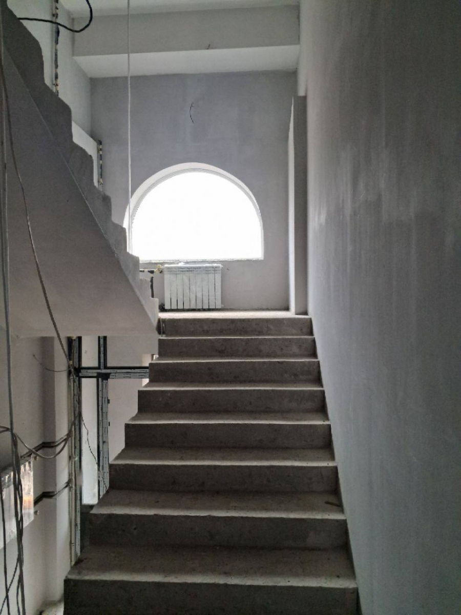 В Запоріжжі у квартирах відновленої після ворожого удару частини будинку на Соборному укладають кахель та ламінат - фото