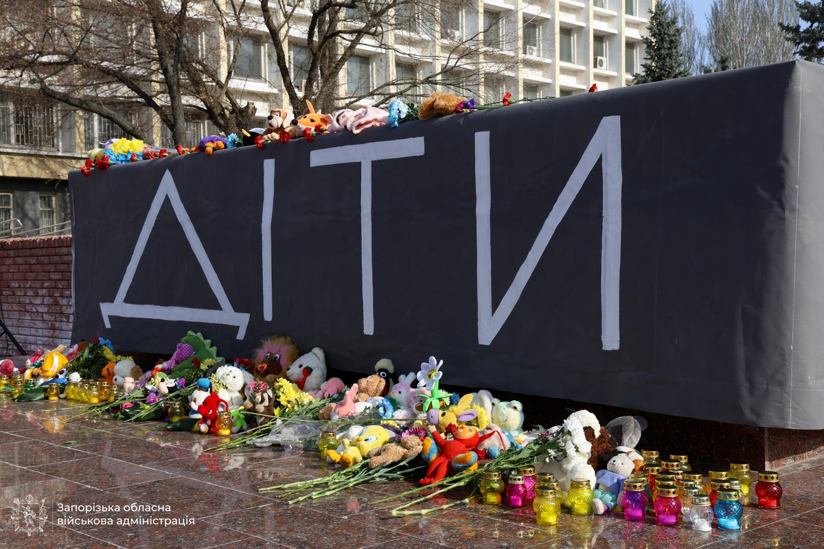 У Запоріжжіі вшанували пам'ять загиблих від авіаудару по драмтеатру Маріуполя, фото: ЗОВА