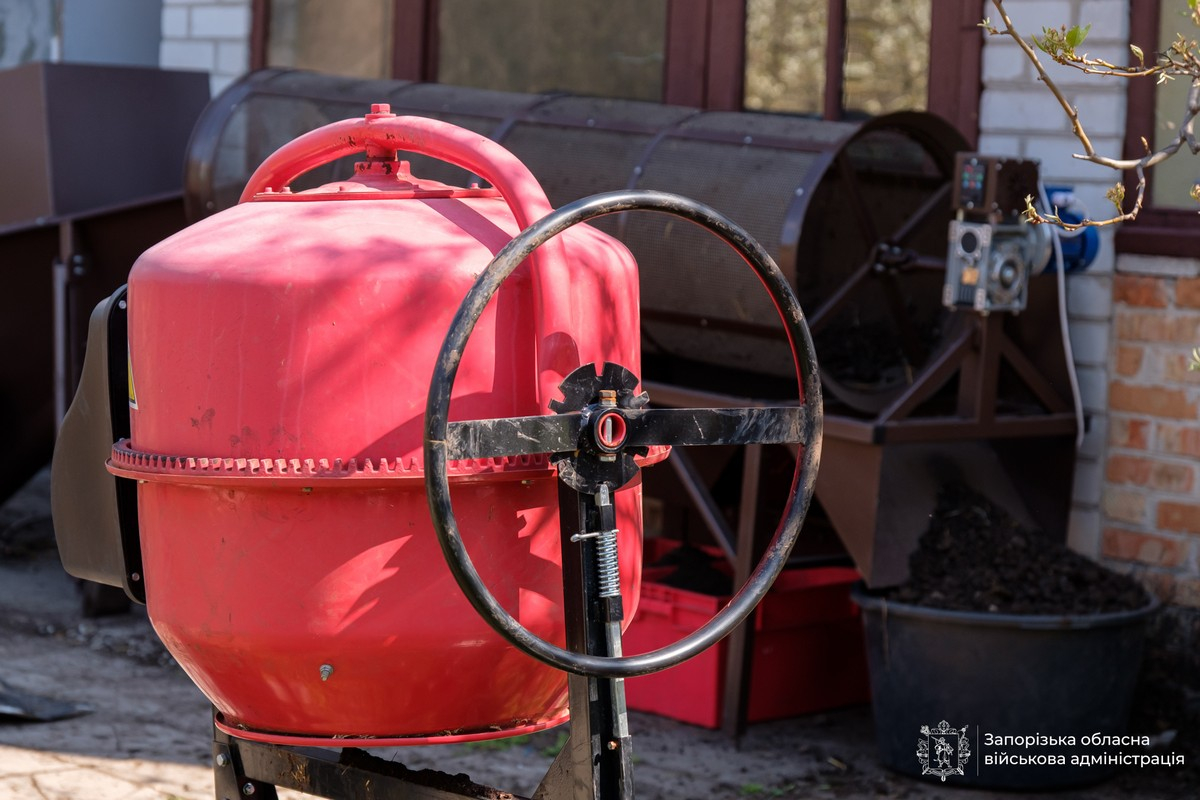 Запорізький ветеран розвиває сімейний бізнес із виробництва екологічних добрив завдяки гранту (фото)