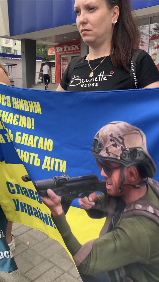 «Тільки разом ми сила» - у Запоріжжі до акції на підтримку військовополонених долучився звільнений захисник (фото)