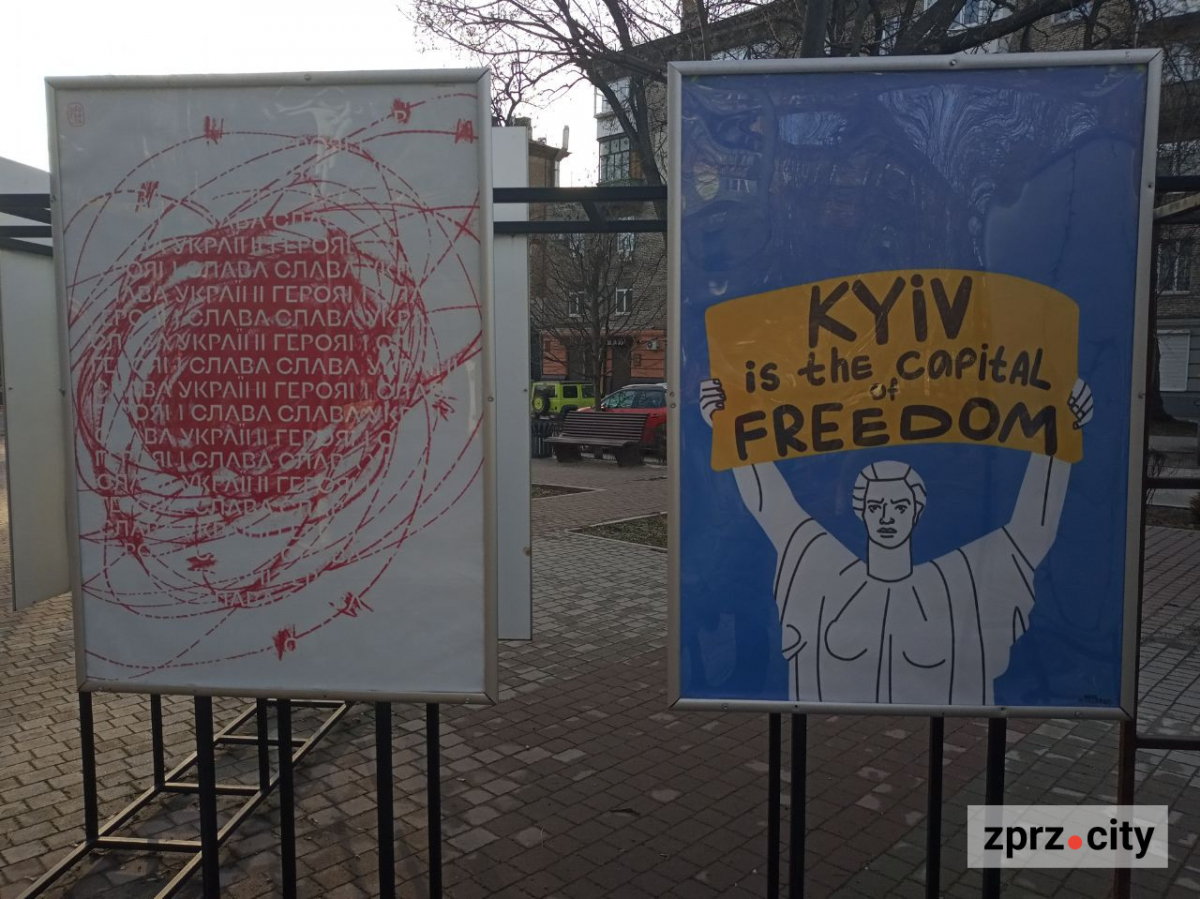 У центрі Запоріжжя оновили виставки плакатів воєнного часу - до особливих дат (фото)