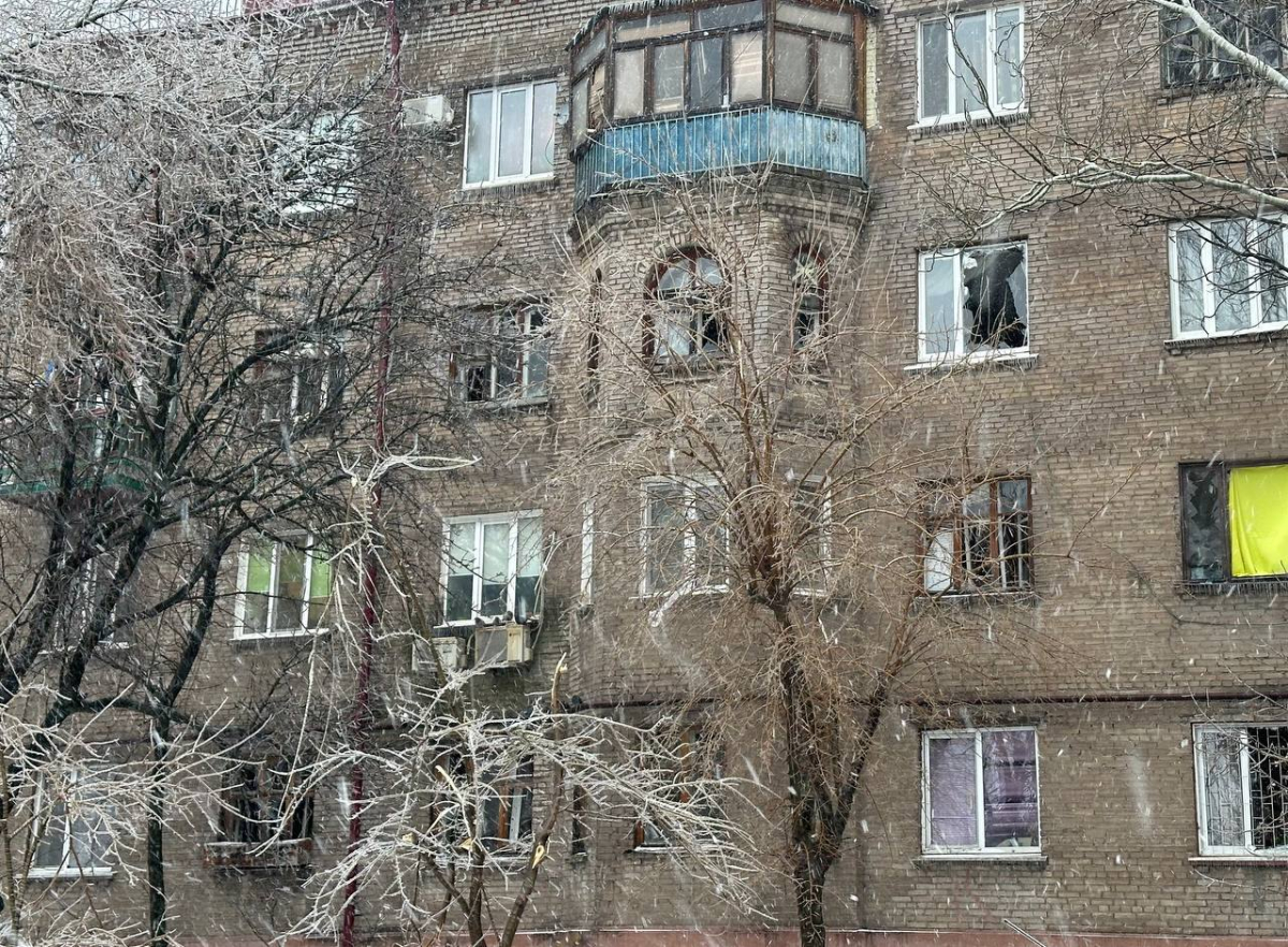 Вибиті вікна та понівечені дахи - як виглядають житлові будинки в Запоріжжі після ранкових ракетних ударів (відео)