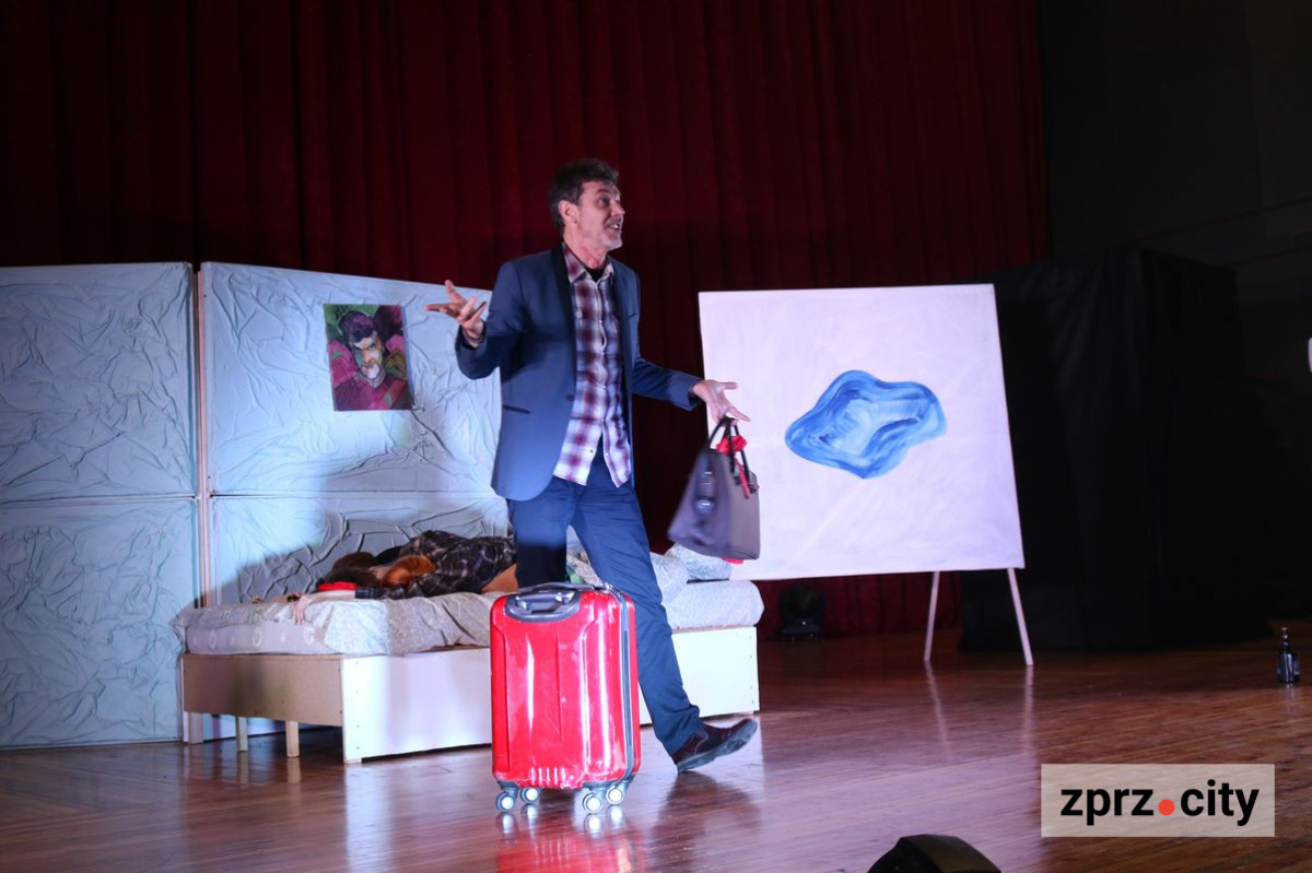 Запорізький театр показав прем'єру комедії про паризьке життя - фото