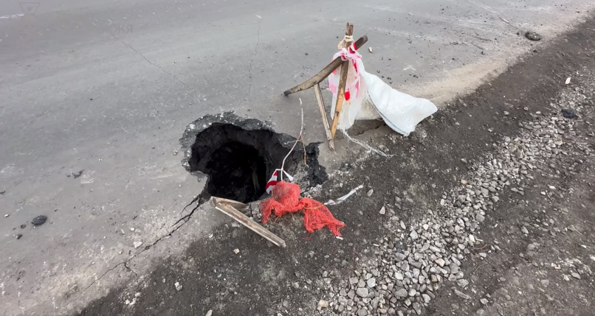 У Запорізькій області в дорожньому полотні застрягли російські снаряди (відео)